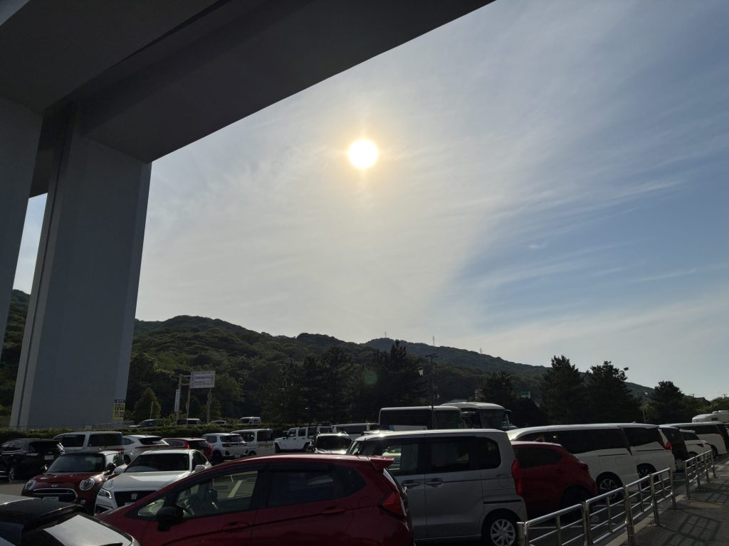 道の駅あわじの駐車場は訪れる数に比べて狭いので満車状態（臨時駐車場に誘導されていました）