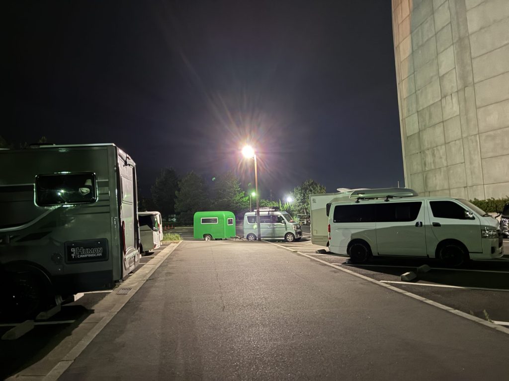 道の駅あわじの駐車場　夜も外灯で明るい