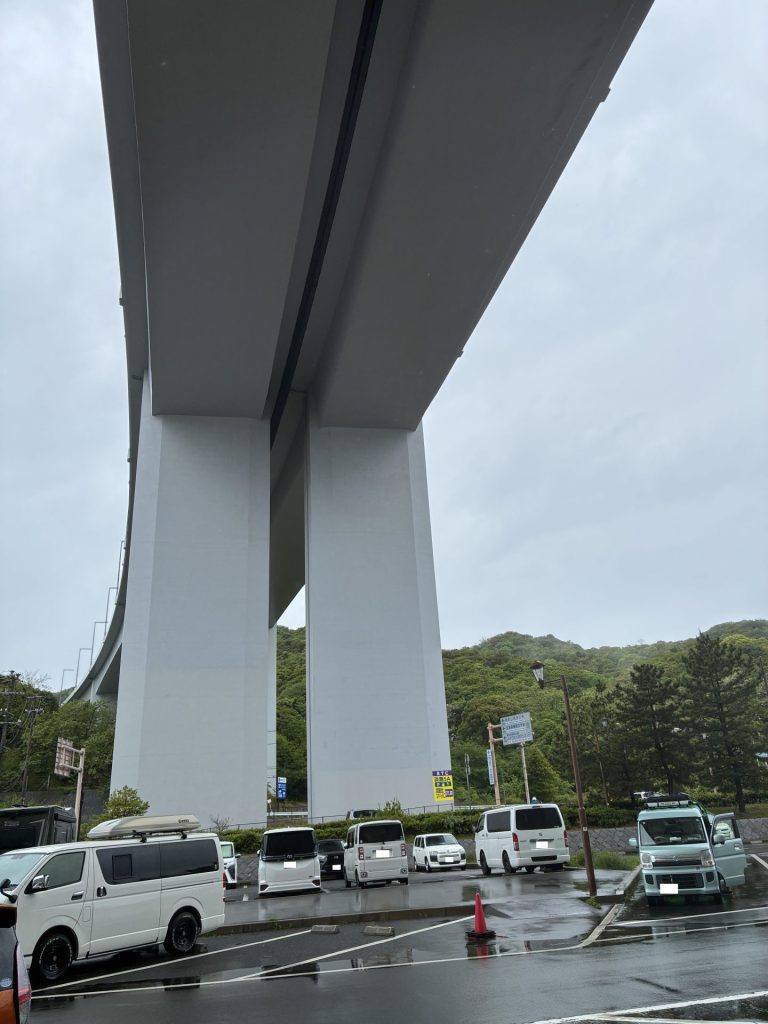 道の駅あわじ 明石海峡大橋の真下は雨が多少凌げる（風がね・・）