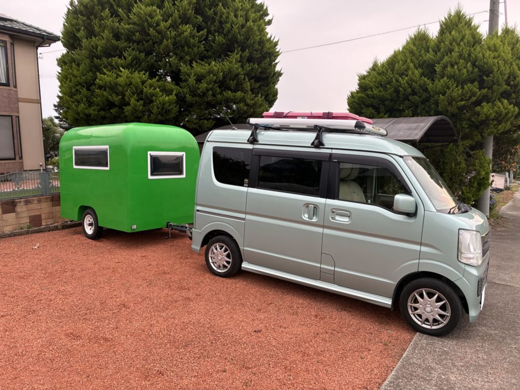 ヘッド車のエブリイワゴンとけん引の幌馬車くん