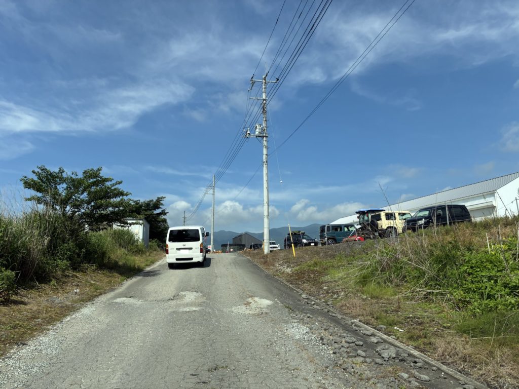 富士高原トマトフィールドの受け付け棟（右）すでに渋滞でした