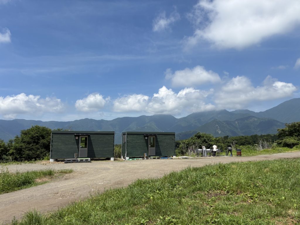 富士高原トマトフィールドの３段目のトイレ外観（男子用と女子用）