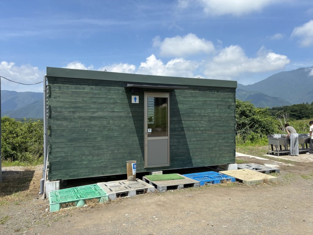 富士高原トマトフィールドの男子トイレ（入り口で履き替える必要あり）