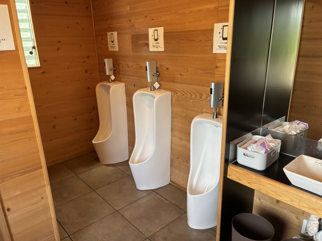 富士高原トマトフィールドの男子トイレ