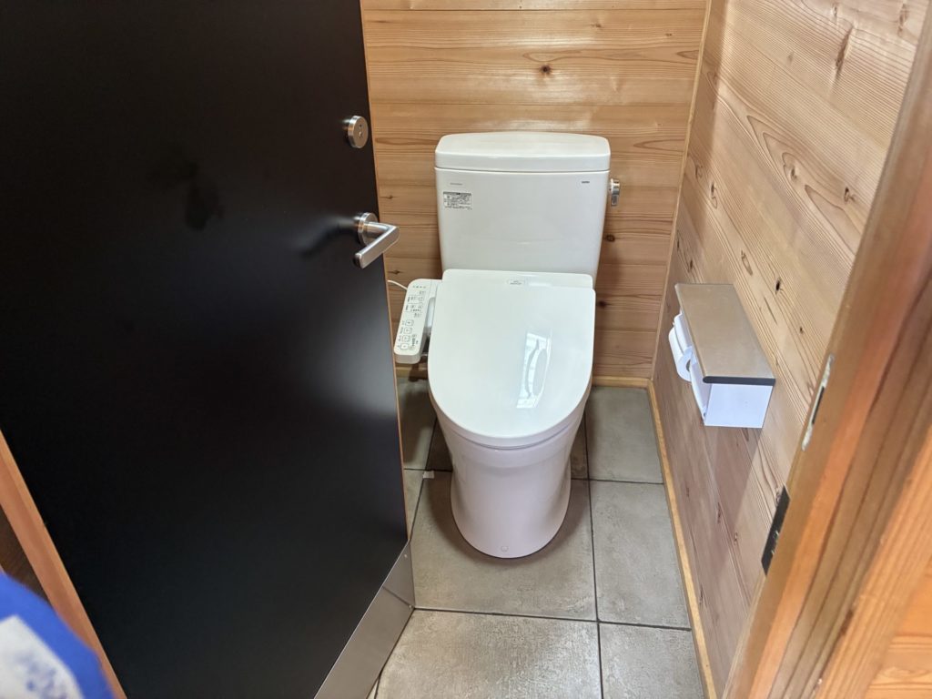 富士高原トマトフィールドのトイレは洋式ウオシュレット付き