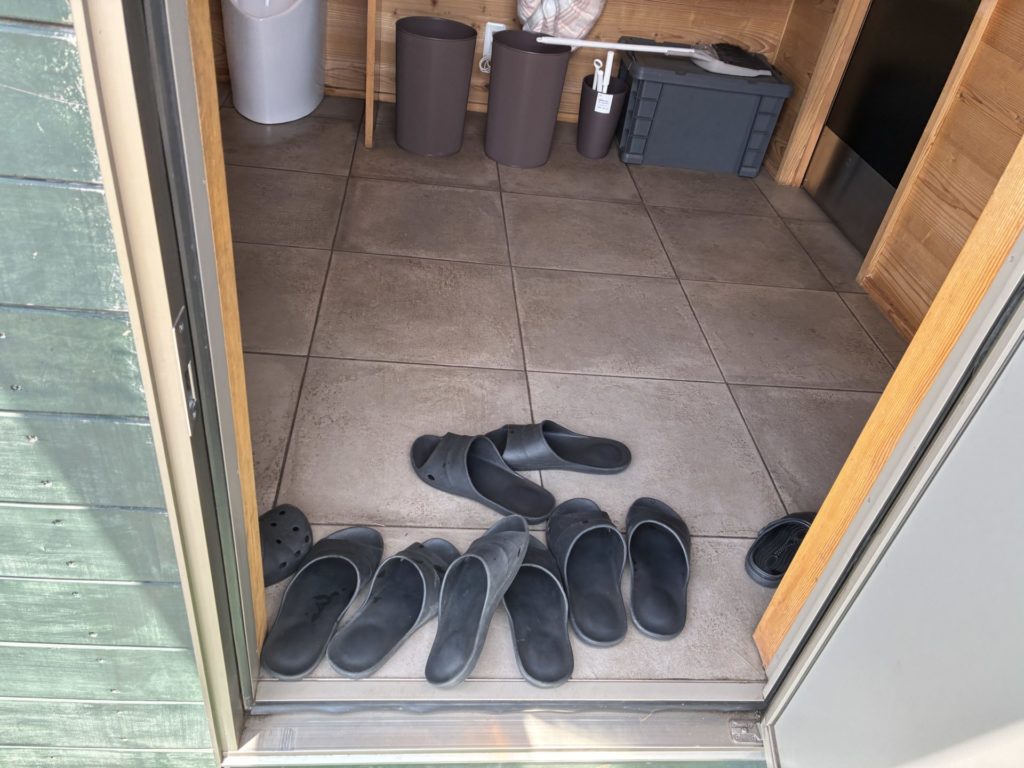 富士高原トマトフィールドの内履きスリッパ