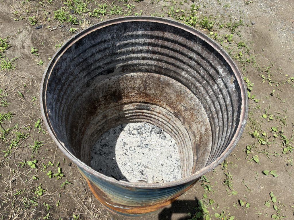 富士高原トマトフィールドの灰はドラム缶に捨てられる
