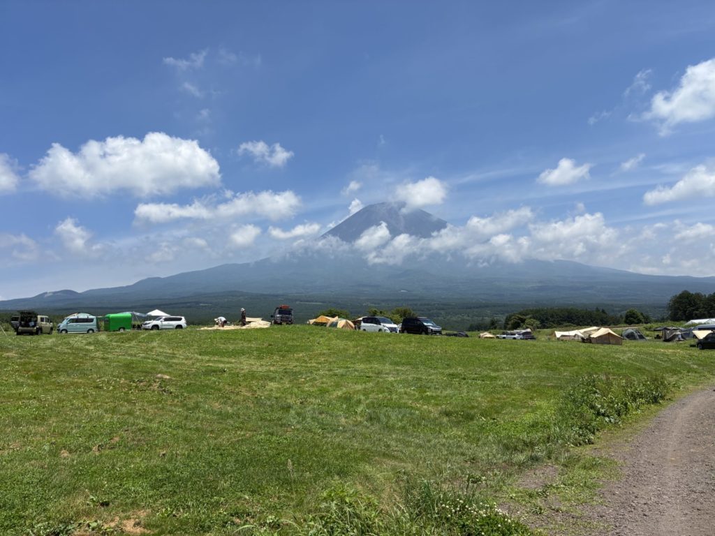 富士高原トマトフィールド　二段目（フラットに見えがちですが、結構傾斜あり）