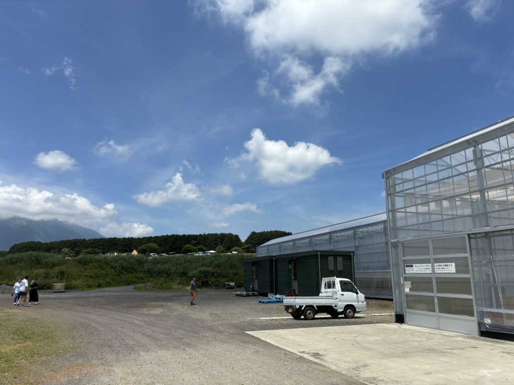 富士高原トマトフィールドの１段目のトイレ外観