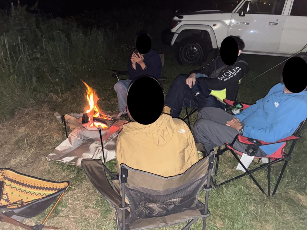 焚火を囲んで談笑