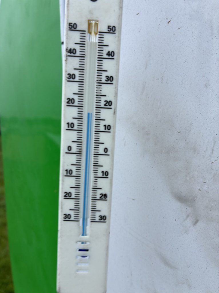 富士高原トマトフィールド　6月の朝5時の気温は17度