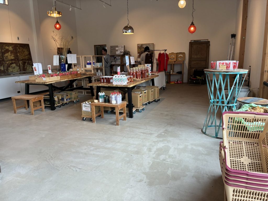 「富士高原トマトフィールドキャンプ場」売店　トマト製品多数