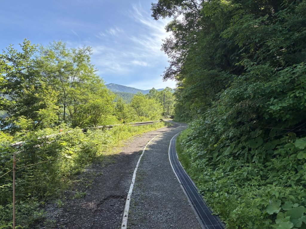 野反湖キャンプ場　テントサイトまでのリヤカー道（ガードレール側は崩落のためか規制されています）