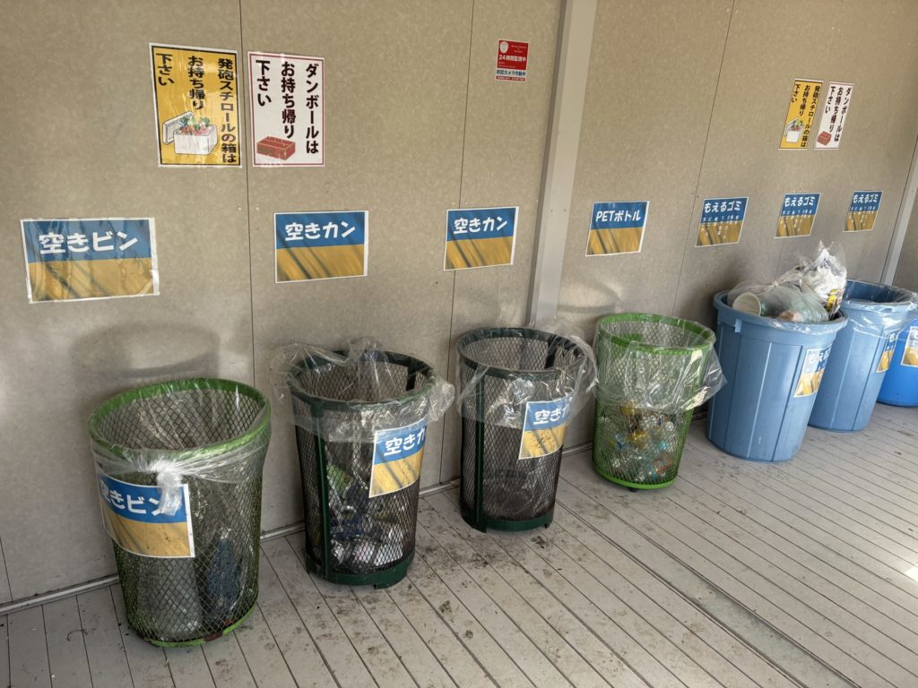 野反湖キャンプ場テントサイトにあるゴミステーション　分別
