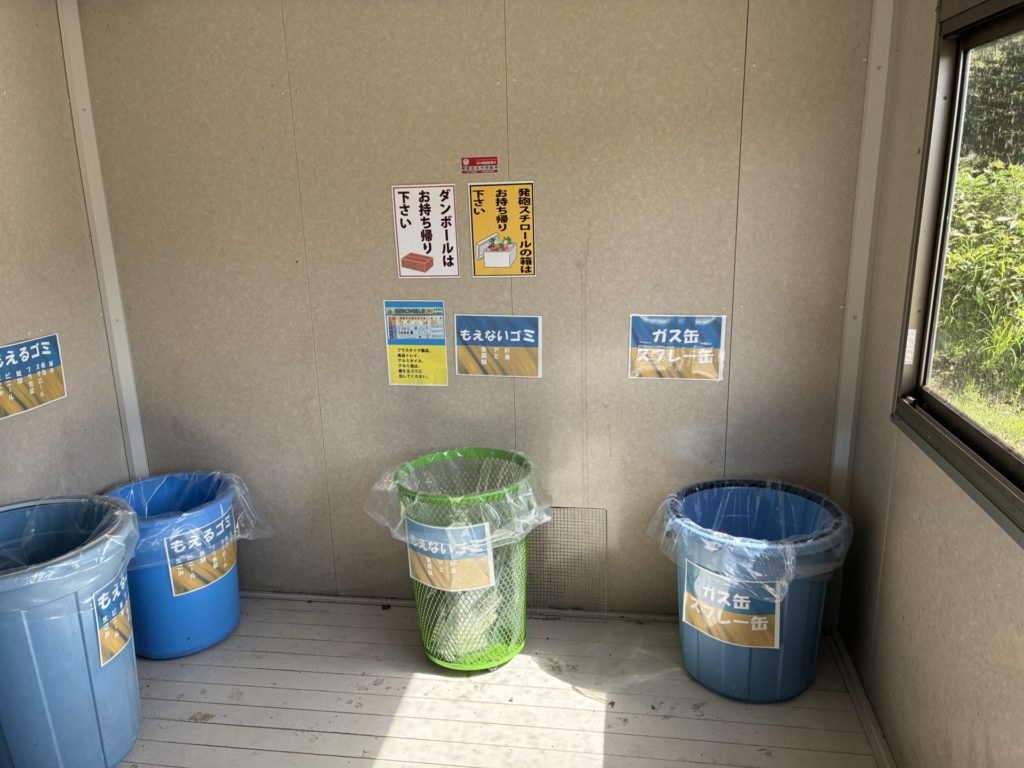 野反湖キャンプ場テントサイトにあるゴミステーション　もえないゴミ、ガス缶