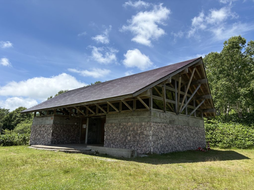 野反湖キャンプ場テントサイトのトイレ棟