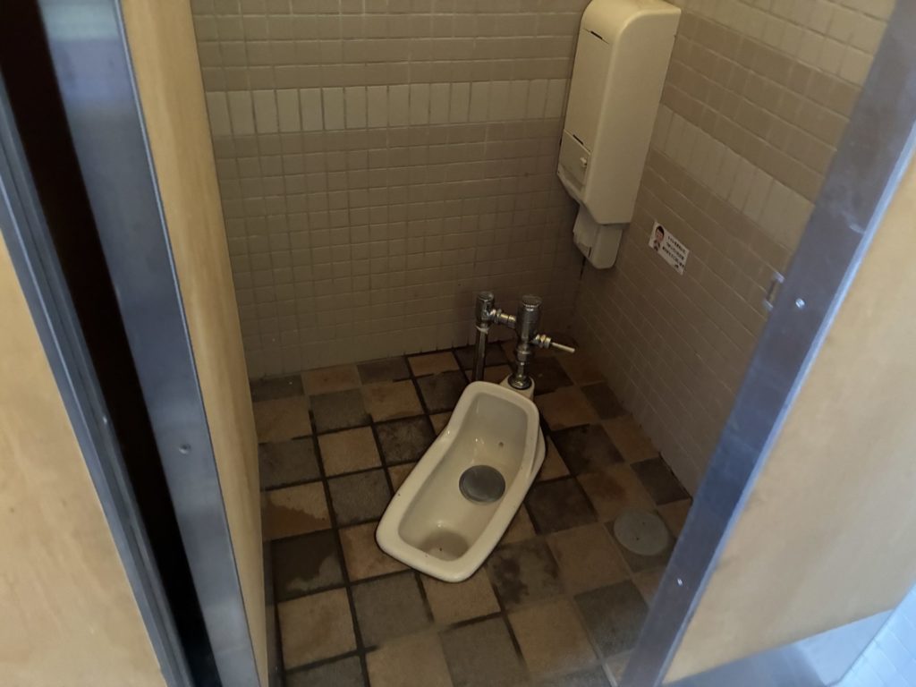 野反湖キャンプ場テントサイトのトイレは和式