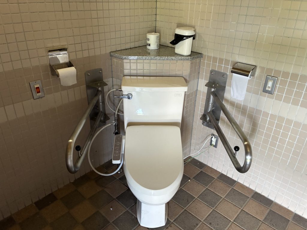 野反湖キャンプ場テントサイトの多目的トイレ　ウオシュレット付き