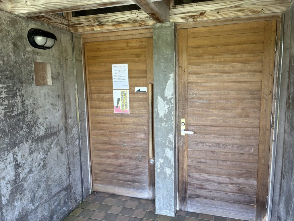 野反湖キャンプ場テントサイトの多目的トイレの入り口