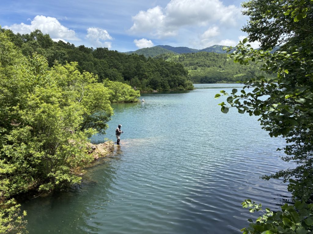 野反湖キャンプ場　つり橋からの釣り客