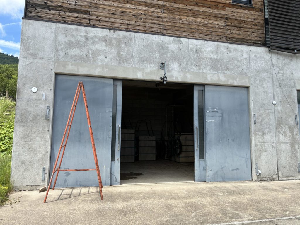 野反湖キャンプ場のリヤカーは野尻湖ビジターセンターの1階の倉庫にある