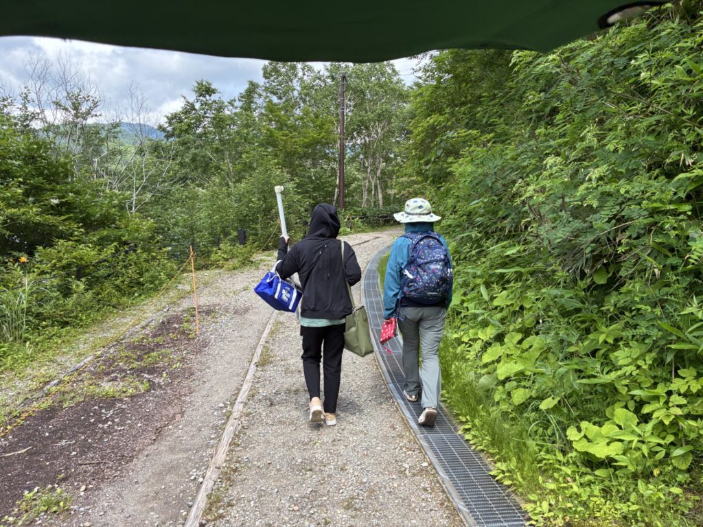 野反湖キャンプ場テントサイトまで800ｍ歩く