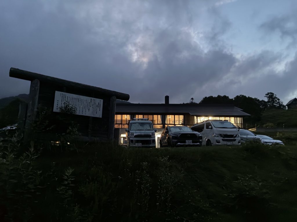 野尻湖ビジターセンター（受付棟）に到着　夜