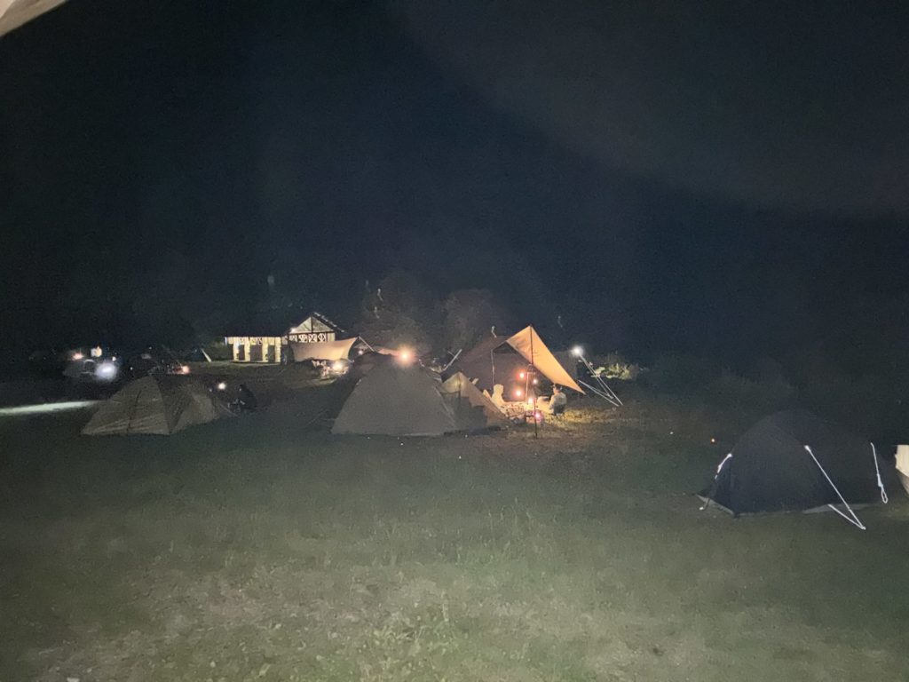 野反湖キャンプ場テントサイトの夜　焚火を楽しむ