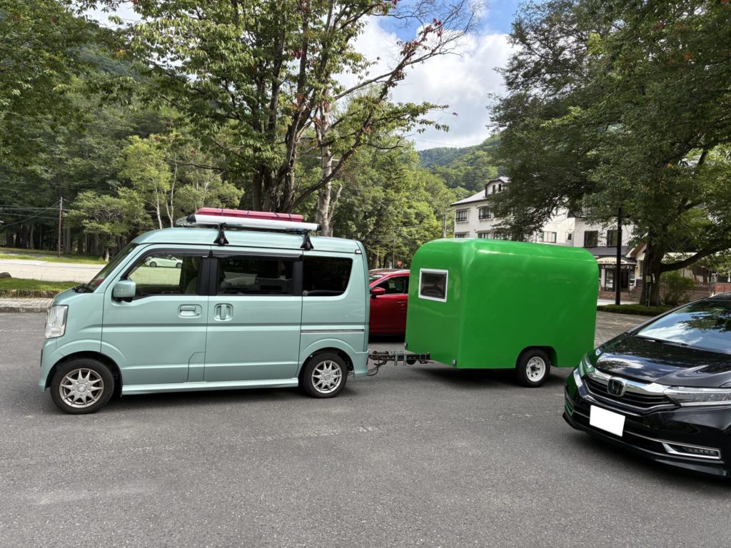 軽キャンピングトレーラーの幌馬車くんで行く湯の湖　温泉通り駐車場に停車