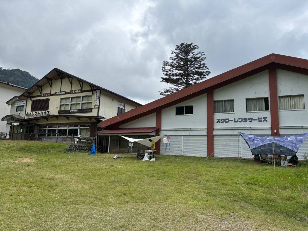 湯の湖　日光湯元キャンプ場の建物側風景