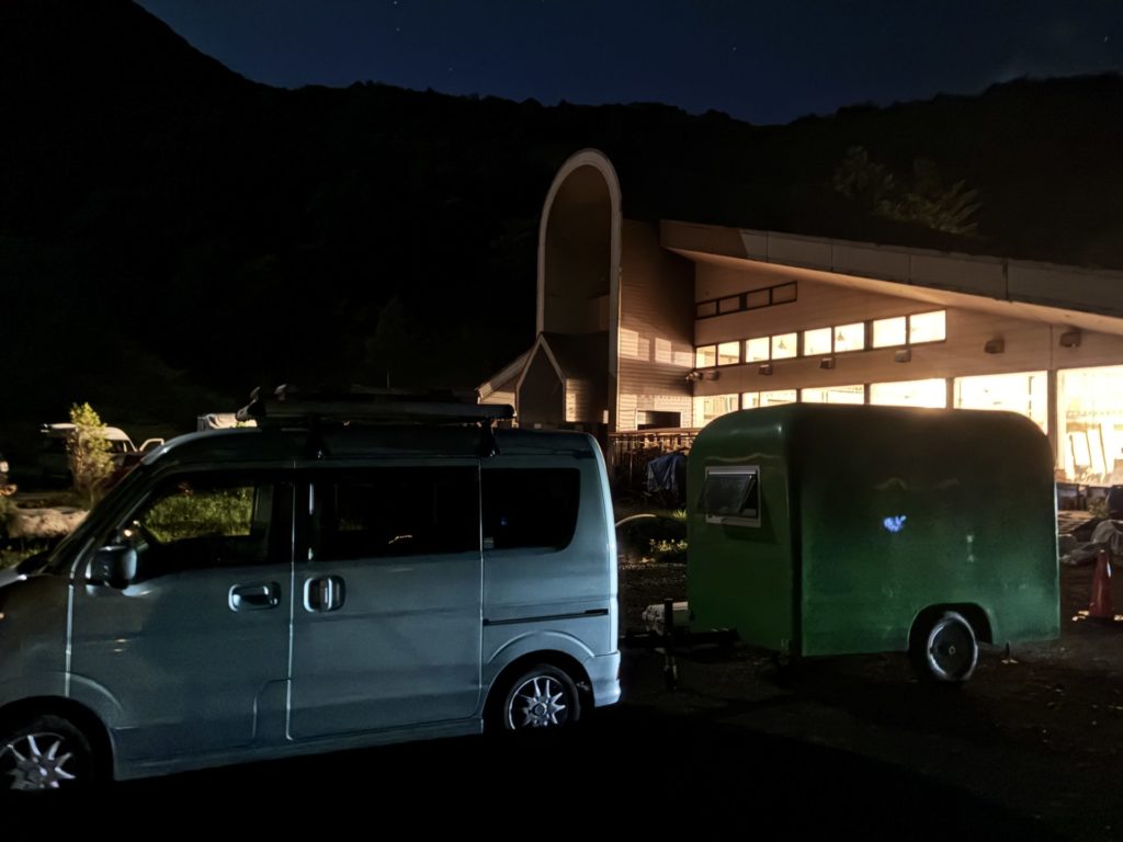 木曾駒冷水公園キャンプ場のＣ区画はセンターハウスの灯りで常に足元が明るい（写真は23時台）