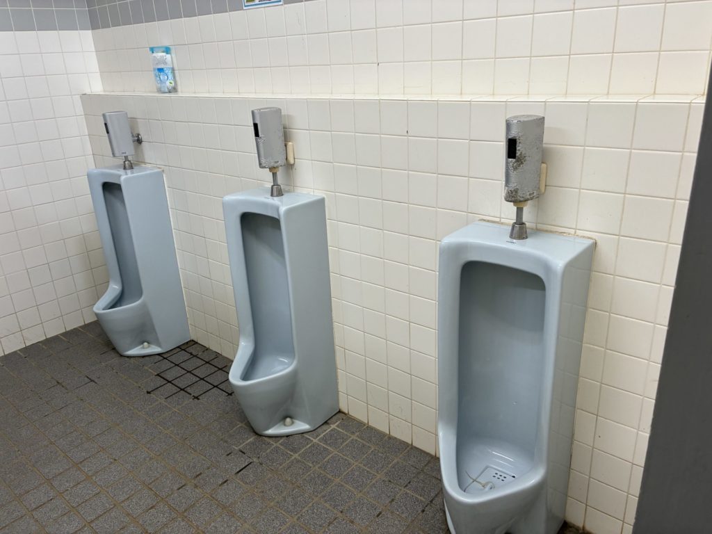 大洗サンビーチキャンプ場のトイレ棟　男子トイレ
