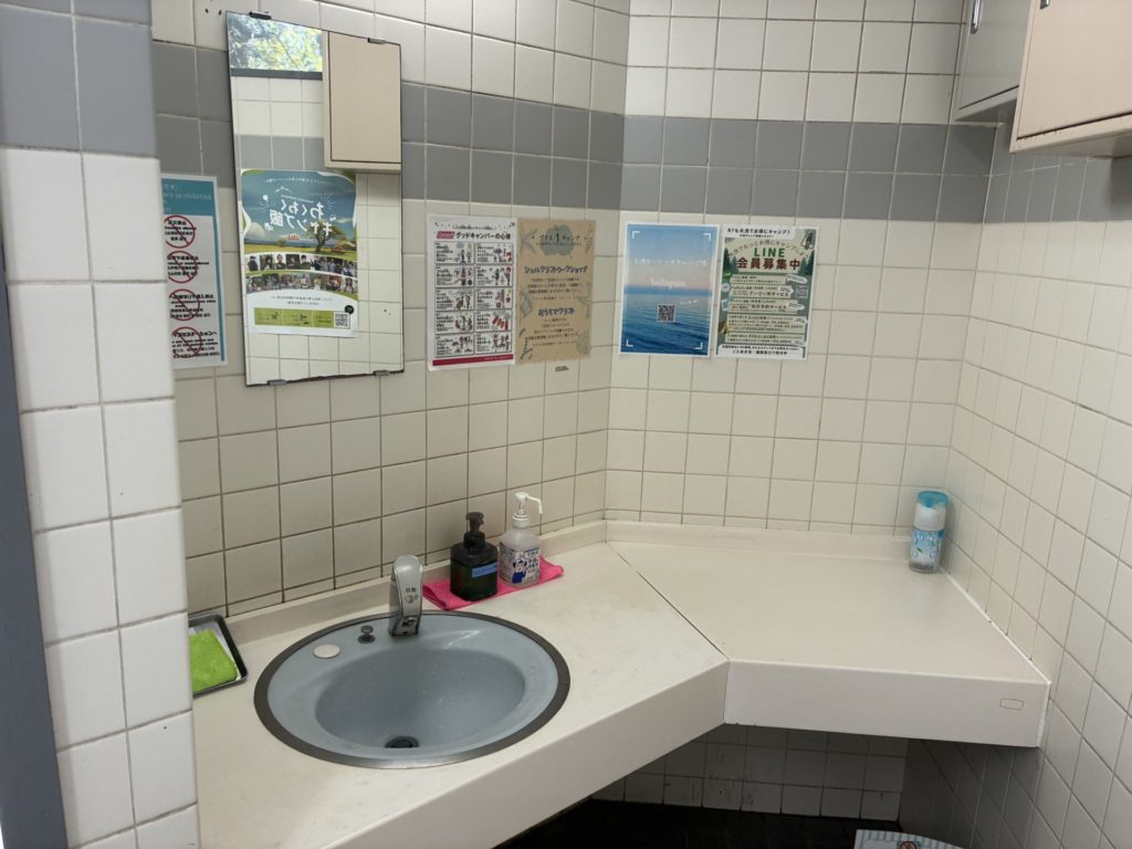 大洗サンビーチキャンプ場のトイレ棟の洗面　石鹸など充実