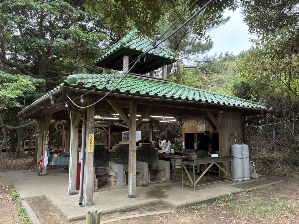 大洗サンビーチキャンプ場の炊事棟　壁際の水道がお湯がでる