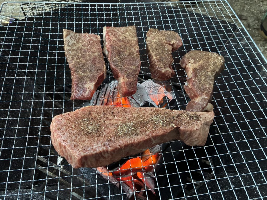 バーベキュー牛を炭火焼で