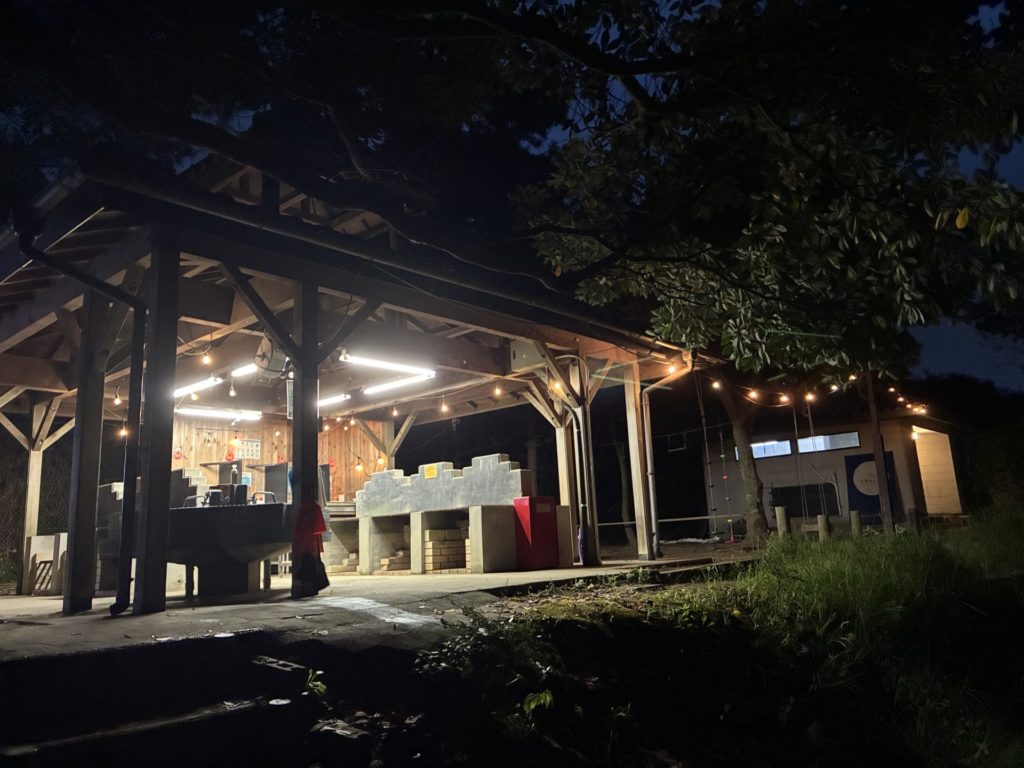大洗サンビーチキャンプ場の炊事棟は夜でも明るい