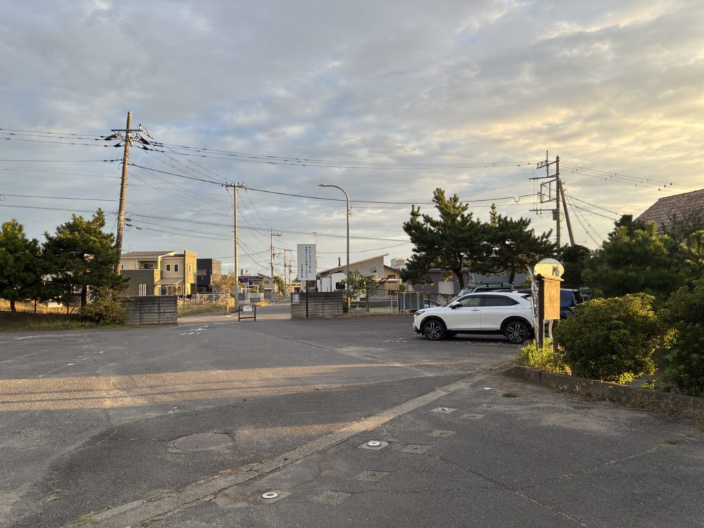 大洗サンビーチキャンプ場の駐車場　入り口入ってすぐ