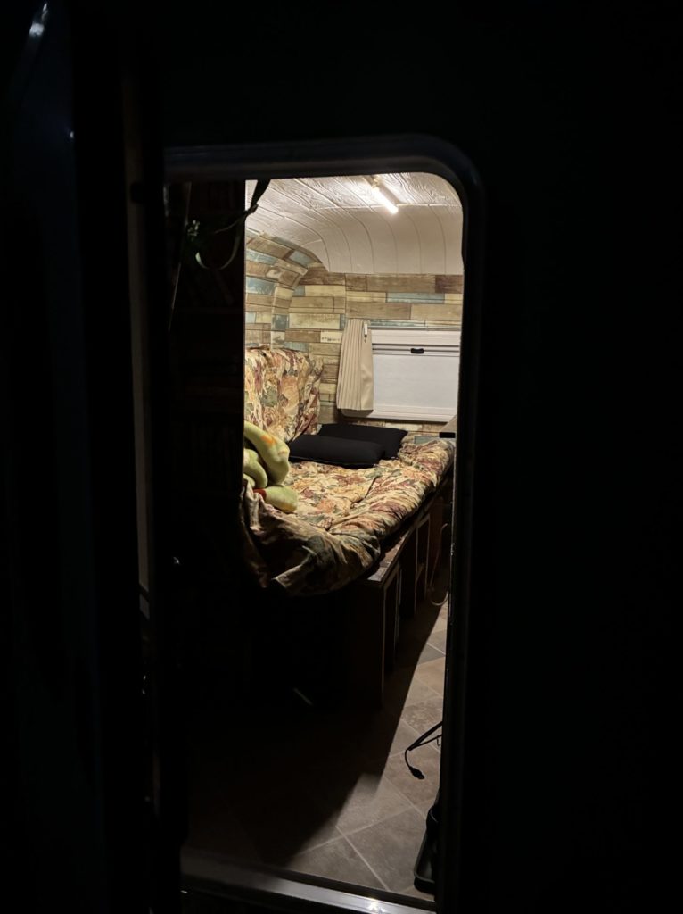 トレーラー　ソファーモード