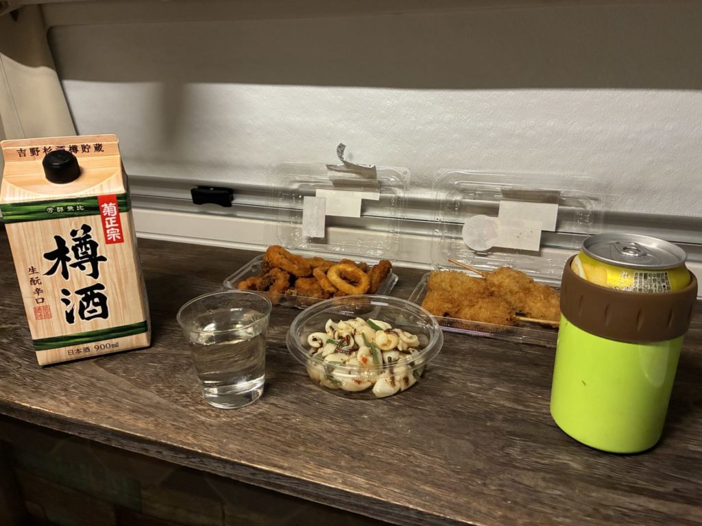 トレーラーの中で一人呑み