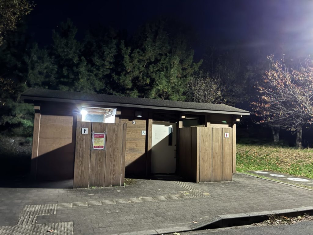 かんなの湯「神流川ゆ～ゆ～ランド自由広場無料キャンプ場」のトイレ（夜は外灯付き）