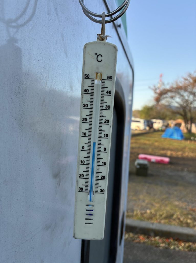 かんなの湯「神流川ゆ～ゆ～ランド自由広場無料キャンプ場」11月の土曜日朝７時の気温は16℃