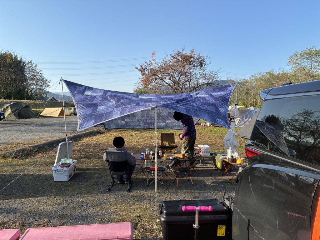 かんなの湯「神流川ゆ～ゆ～ランド自由広場無料キャンプ場
早朝、タープ設営