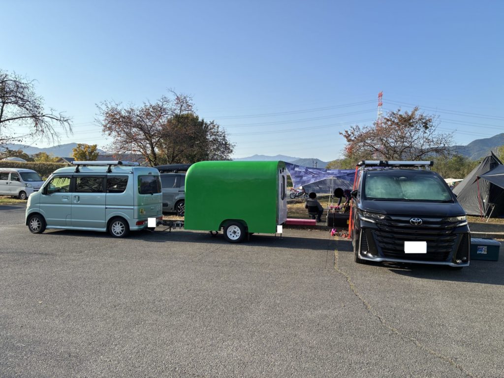 かんなの湯「神流川ゆ～ゆ～ランド自由広場無料キャンプ場
タープ設営完了　駐車場の側面の場所を確保