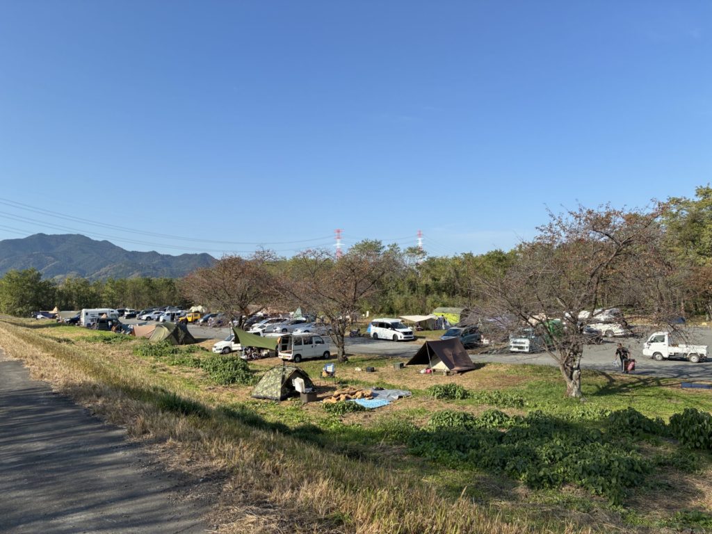 かんなの湯無料キャンプ場　11月の土曜日のお昼ぐらいの混み具合（奥までびっしり）