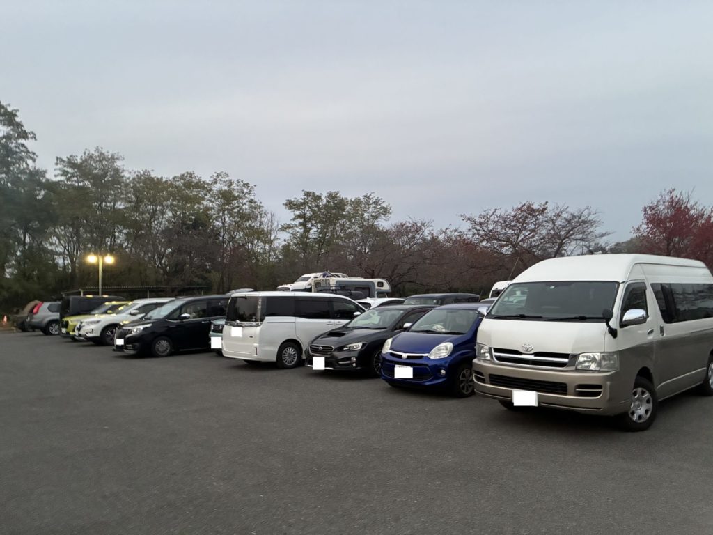 かんなの湯無料キャンプ場　11月の土曜日の夕方17時ぐらいの混み具合
