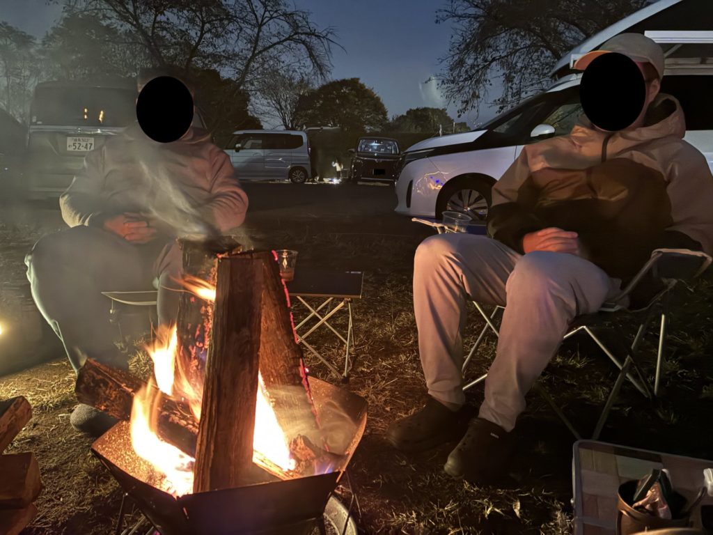 キャンプで焚火