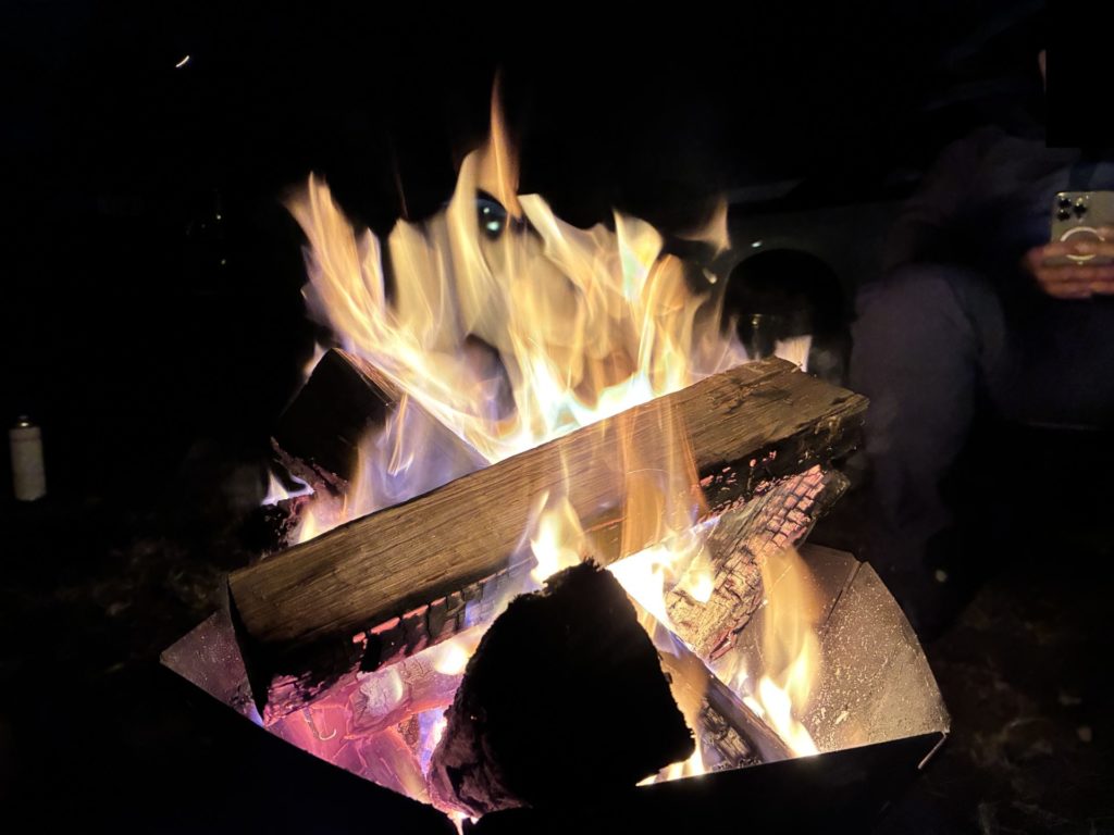 キャンプで焚火
