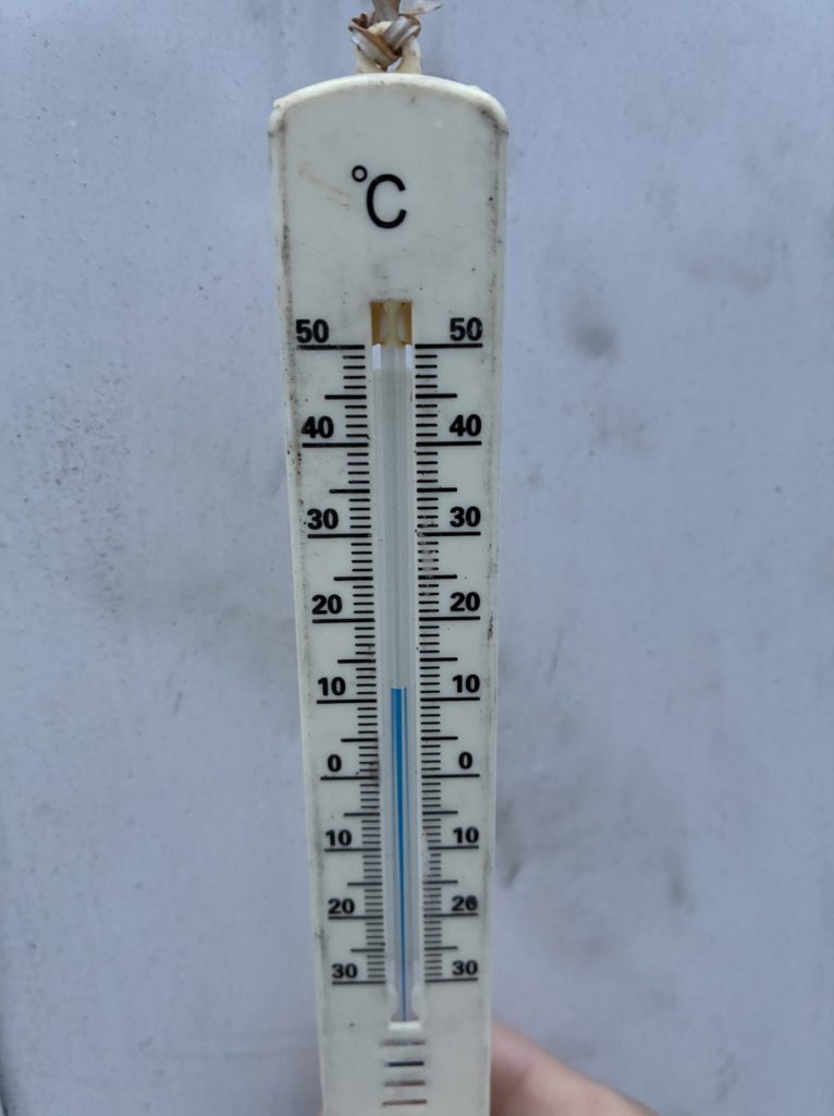 かんなの湯「神流川ゆ～ゆ～ランド自由広場無料キャンプ場」11月の日曜日朝6時の気温は11℃