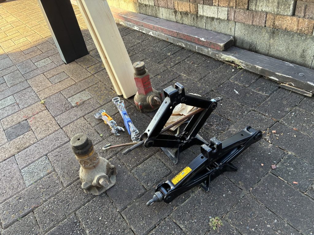 高さ調整DIYでジャッキ類を用意+角材