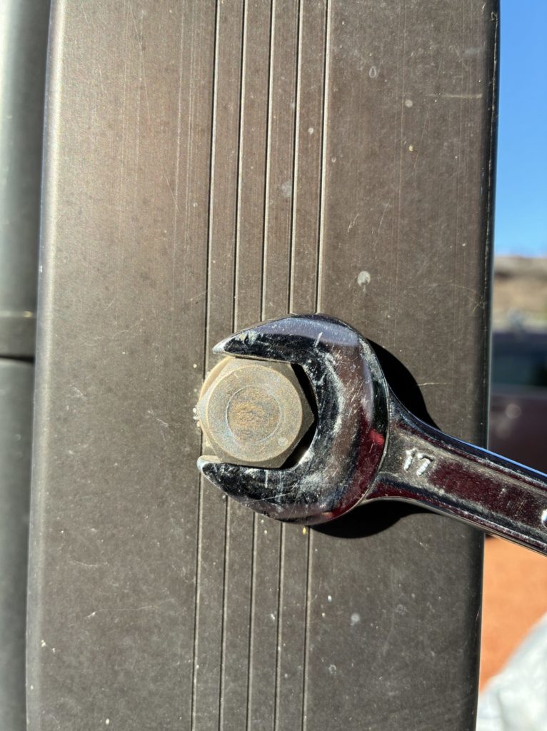 カーポートの高さ調整DIYで支柱のナットを外す